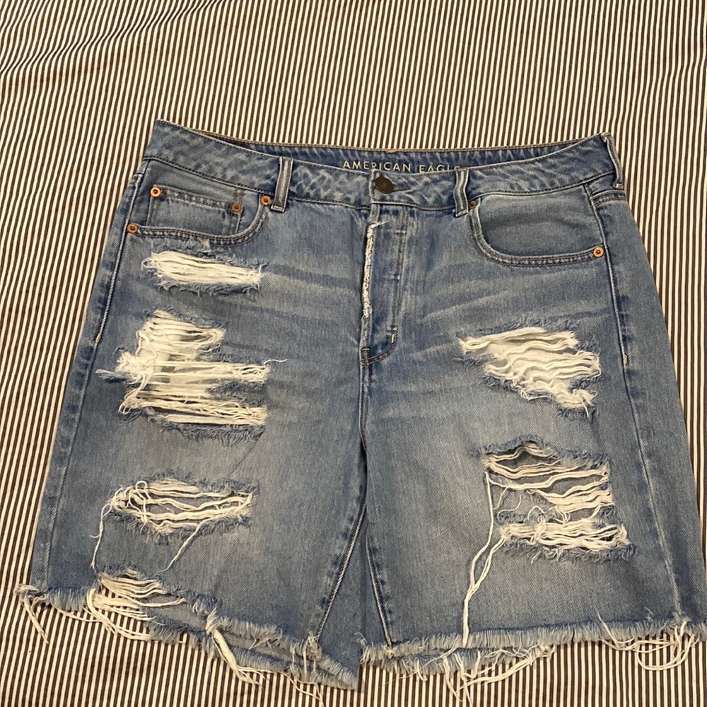 American Eagle distressed denim shorts Size 14